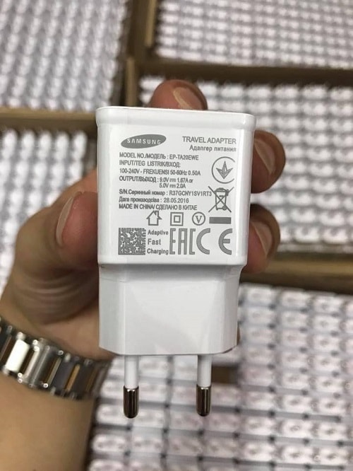 Một cục sạc pin điện thoại của Samsung cũng được ghi rõ dòng Made In China