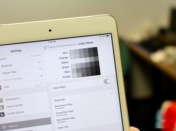 Kích hoạt giao diện đen trắng có sẵn trên iPhone, iPad 